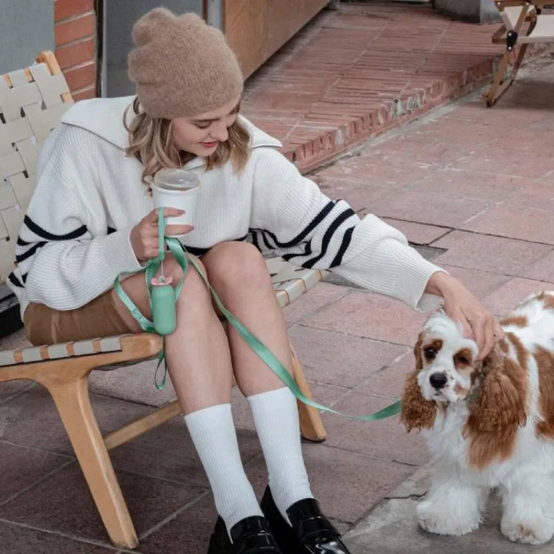 🐶 Dispensador Portátil de Bolsas para Heces de Mascotas 🌸 Diseño de Flor Rosa | 🛍️ Bolsas para Desechos | 🐾 Ideal para Paseos con tu Perro