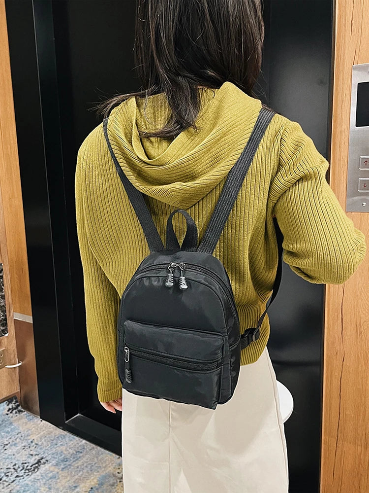 🎒 Mochila Mini para Mujer de Nylon en Colores Sólidos 💜✨