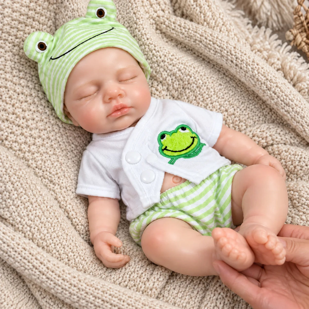 12 Inch Lifelike Sleeping RebornSilicone Baby Doll Cute Frog Outfit Realistic Newborn Doll Collectible Toy Gift