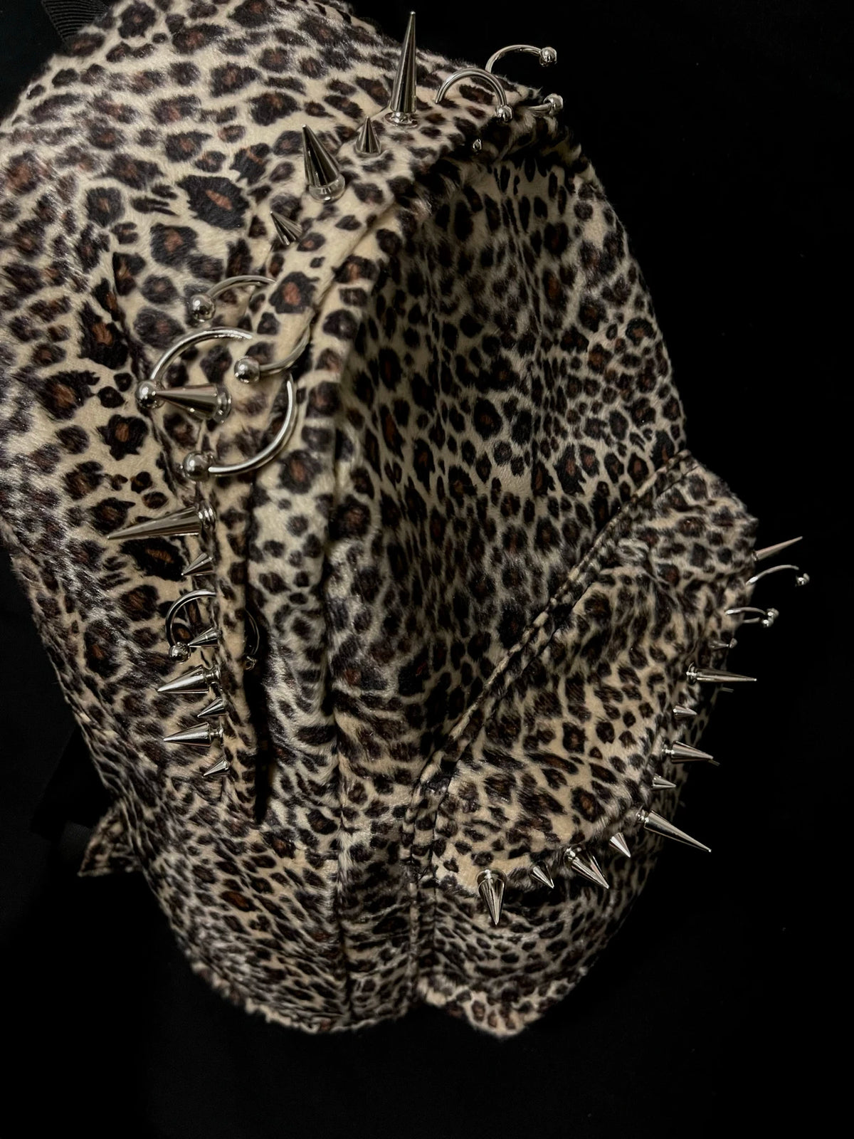 🐆🎒 Mochila Urbana con Estampado de Leopardo y Tachuelas ✨🖤.